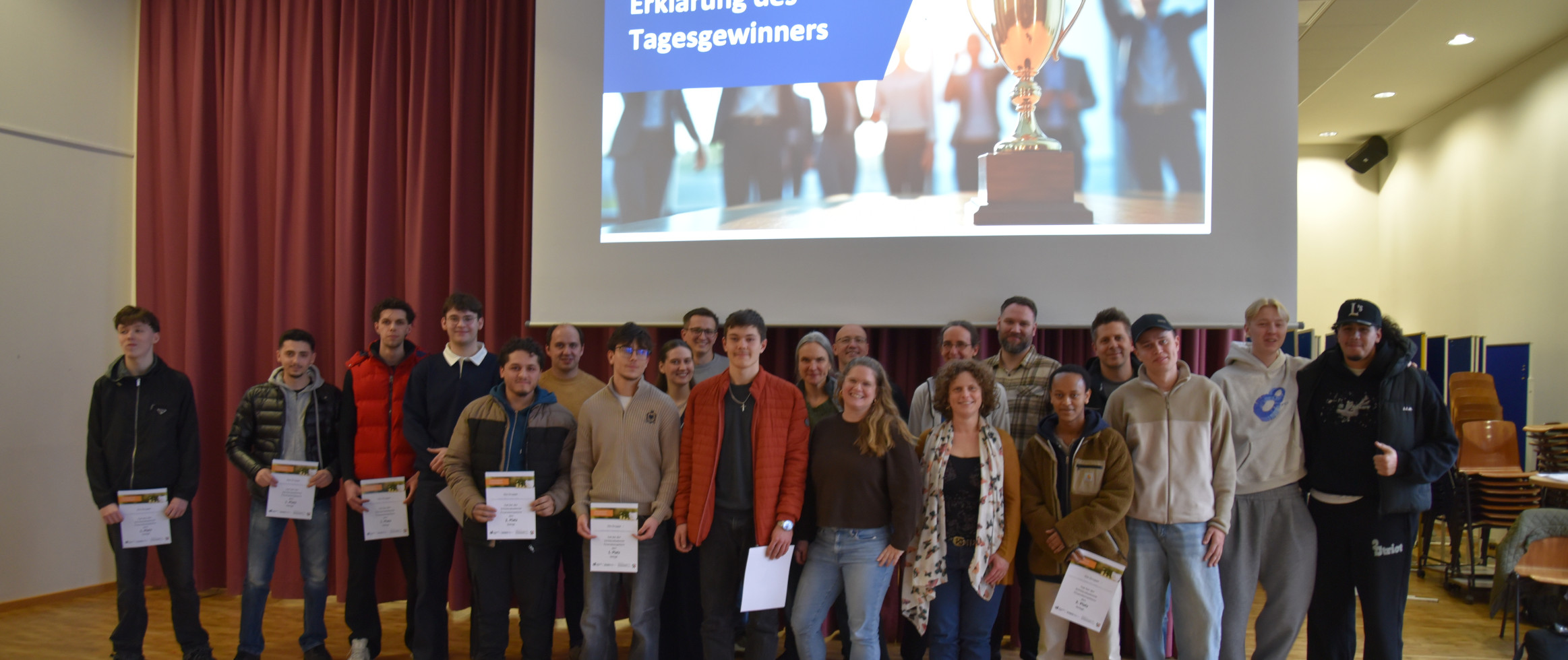 Gruppenfoto von Schülerinnen und Schülern bei der Schülerakademie Finanzkompetenz