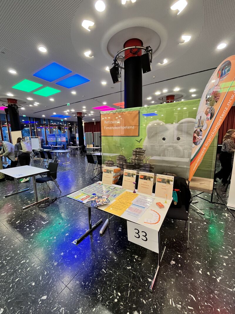 Messestand des Netzwerks Finanzkompetenz