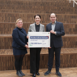 Übergabe des Fördercheck von Silke Gorißen an Manuel Froitzheim