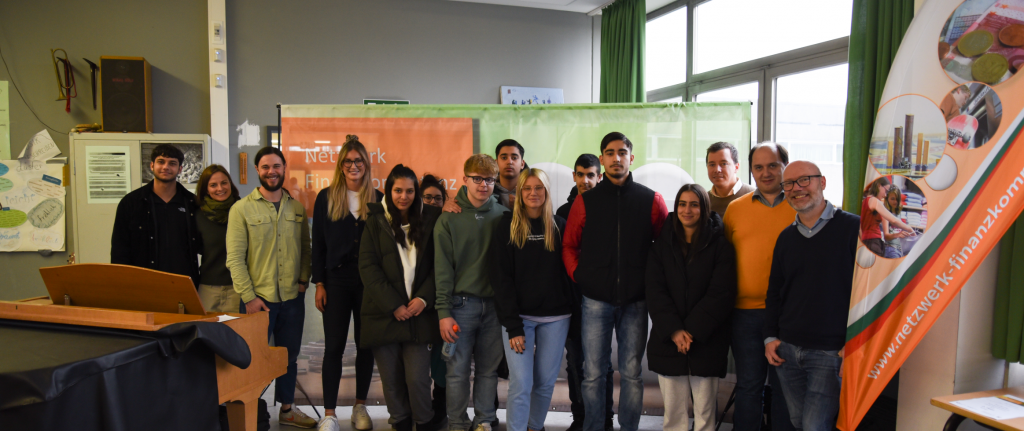 Gruppenfoto von Schülerinnen und Schülern bei der Schülerakademie Finanzkompetenz