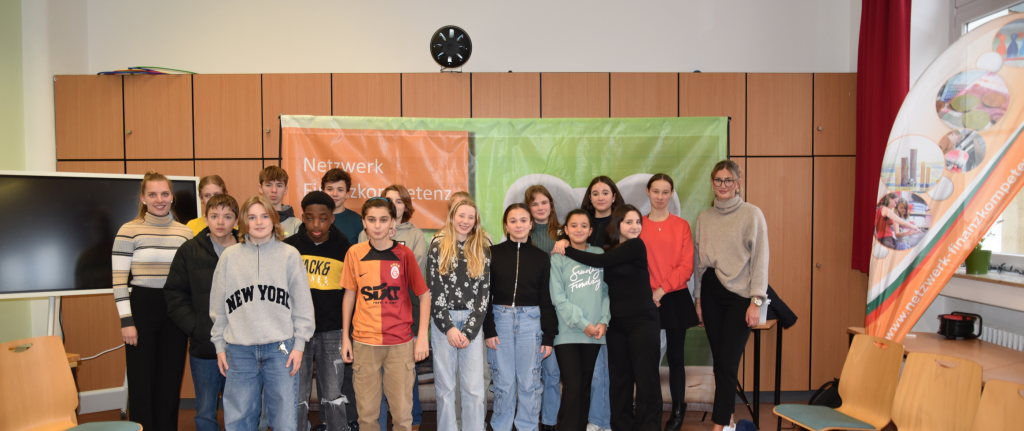 Gruppenfoto von Schülerinnen und Schülern bei der Schülerakademie Finanzkompetenz