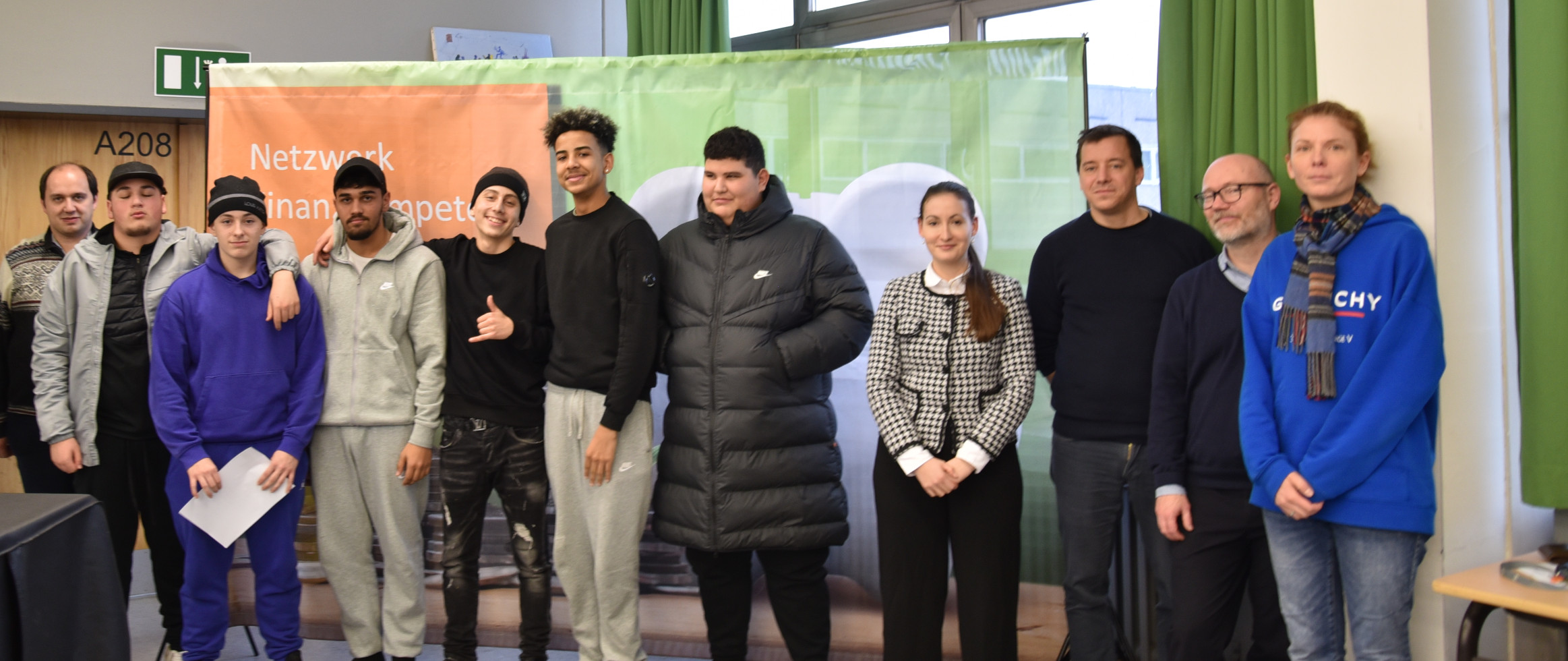 Gruppenfoto von Schülerinnen und Schülern bei der Schülerakademie Finanzkompetenz