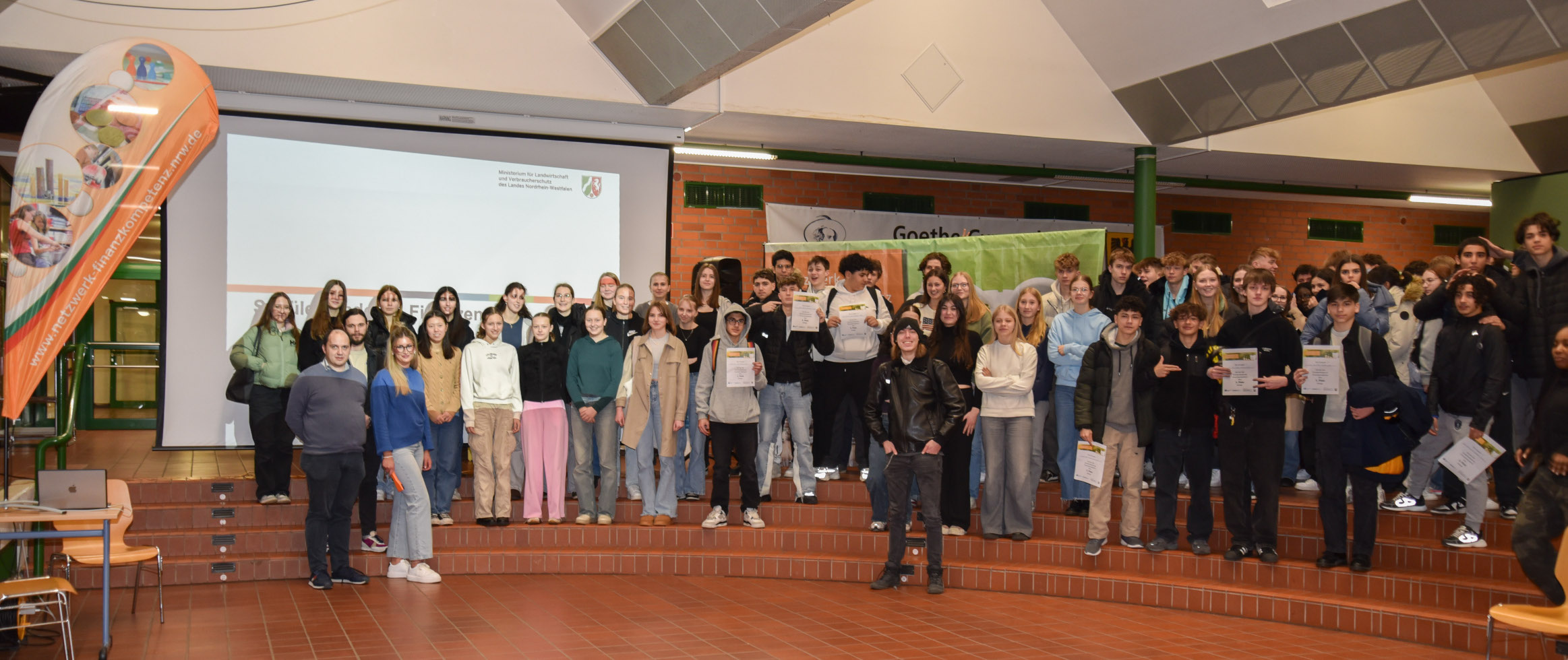 Gruppenfoto von Schülerinnen und Schülern bei der Schülerakademie Finanzkompetenz