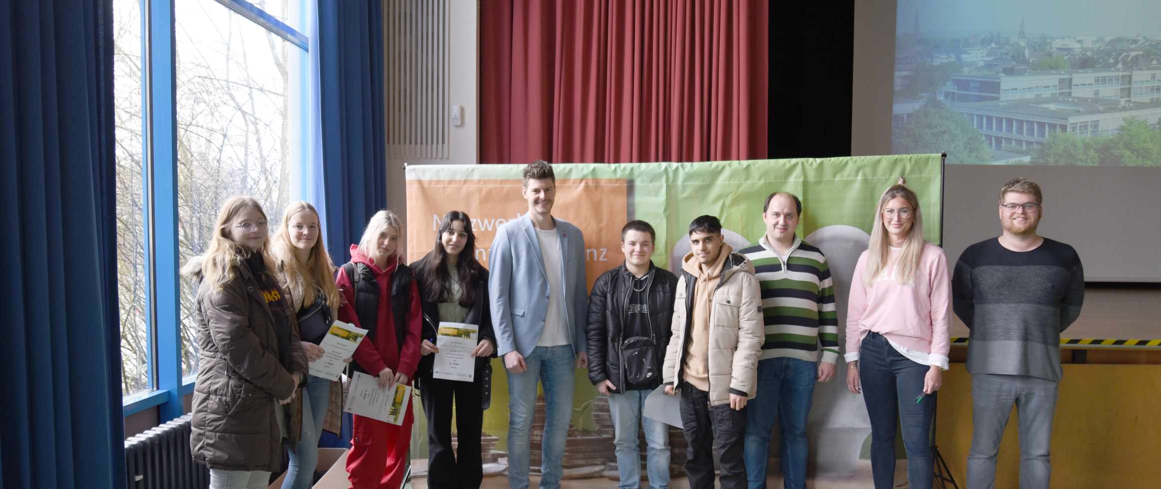 Gruppenfoto von Schülerinnen und Schülern bei der Schülerakademie Finanzkompetenz