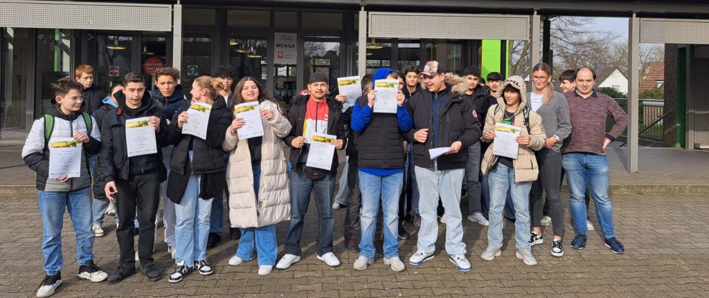 Gruppenfoto von Schülerinnen und Schülern bei der Schülerakademie Finanzkompetenz