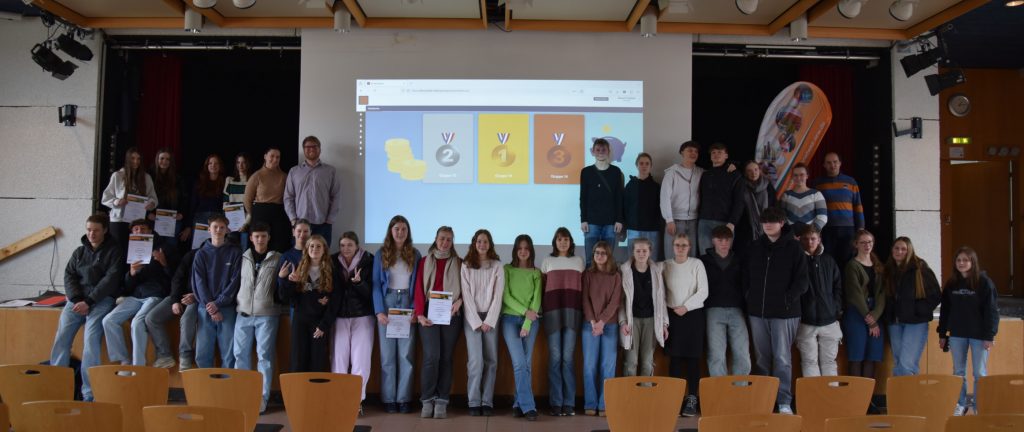 Gruppenfoto von Schülerinnen und Schülern bei der Schülerakademie Finanzkompetenz