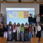 Gruppenfoto von Schülerinnen und Schülern bei der Schülerakademie Finanzkompetenz
