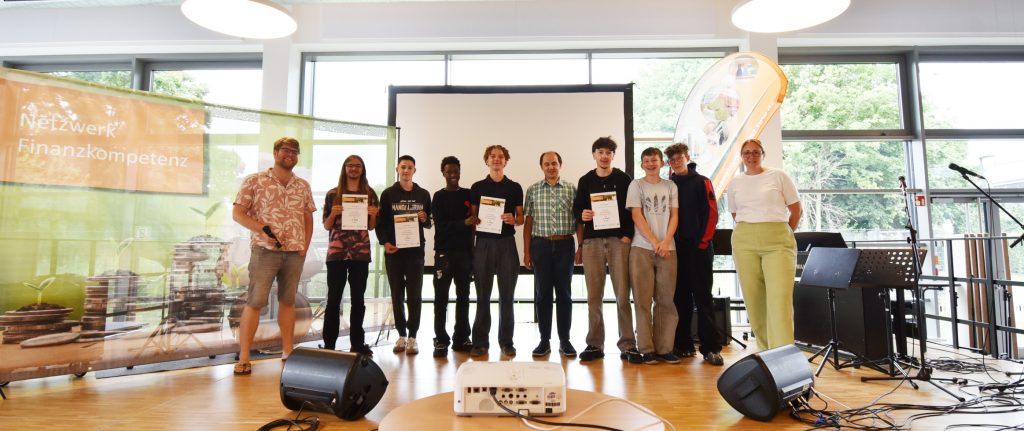 Gruppenfoto von Schülerinnen und Schülern bei der Schülerakademie Finanzkompetenz