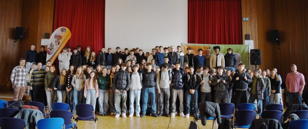 Gruppenfoto von Schülerinnen und Schülern bei der Schülerakademie Finanzkompetenz
