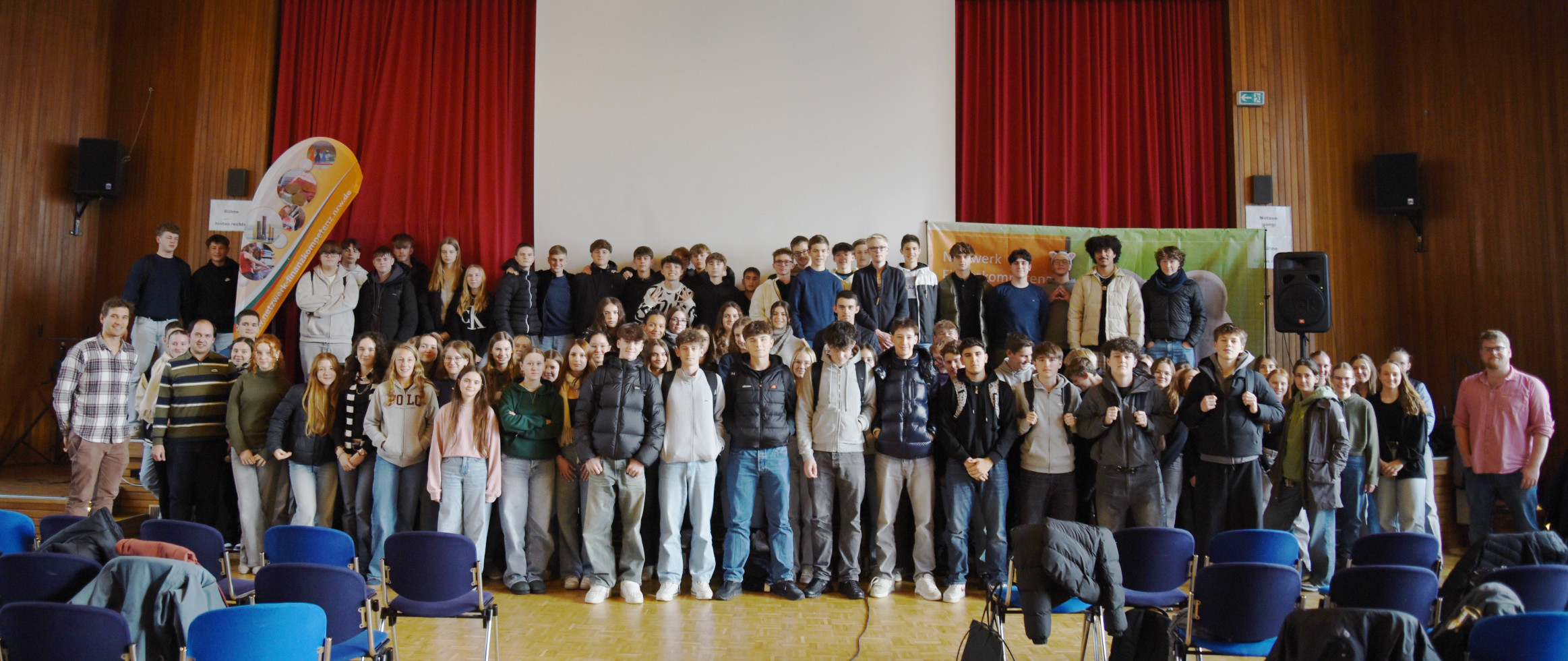 Gruppenfoto von Schülerinnen und Schülern bei der Schülerakademie Finanzkompetenz