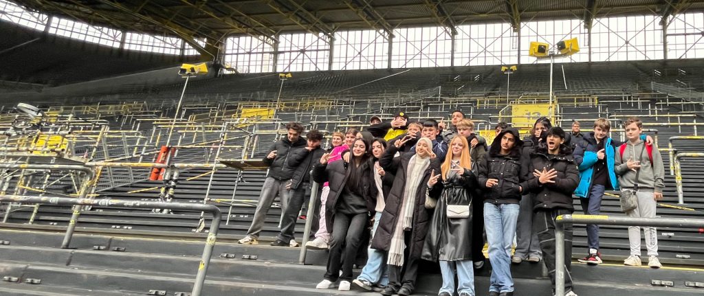 Gruppenfoto von Schülerinnen und Schülern bei der Schülerakademie Finanzkompetenz
