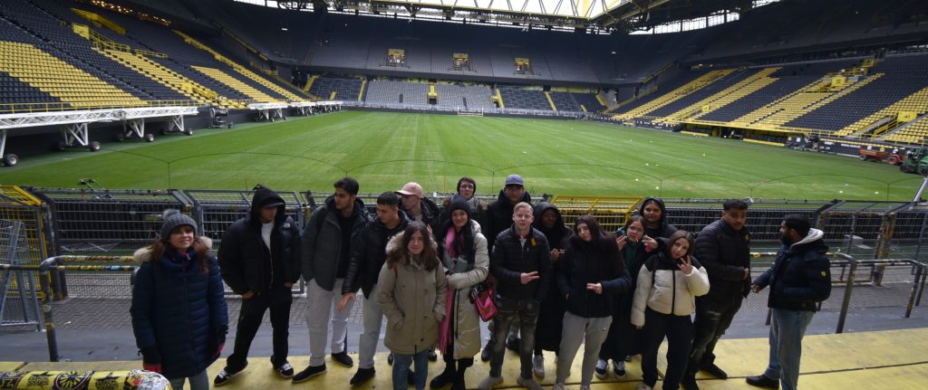 Gruppenfoto von Schülerinnen und Schülern bei der Schülerakademie Finanzkompetenz