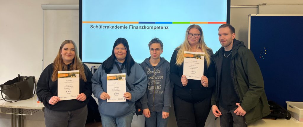 Gruppenfoto von Schülerinnen und Schülern bei der Schülerakademie Finanzkompetenz