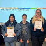 Gruppenfoto von Schülerinnen und Schülern bei der Schülerakademie Finanzkompetenz