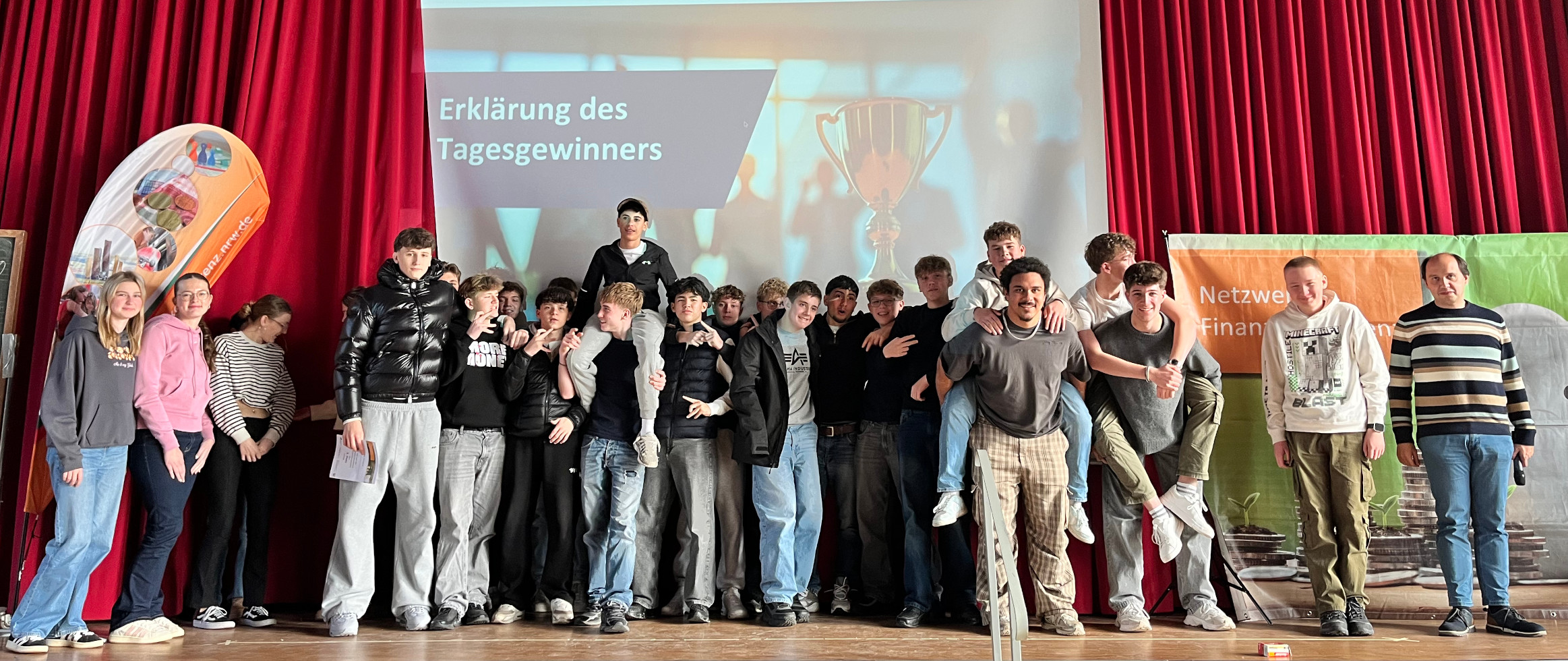 Gruppenfoto von Schülerinnen und Schülern bei der Schülerakademie Finanzkompetenz