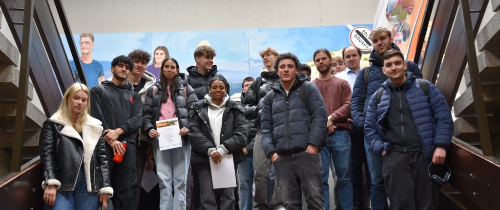 Gruppenfoto von Schülerinnen und Schülern bei der Schülerakademie Finanzkompetenz