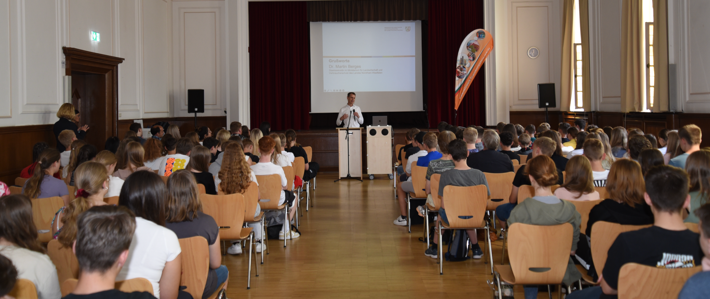 Staatssekretär Dr. Martin Berges besuchte die Schülerakademie Finanzkompetenz an der St. Franziskus Schule in Olpe